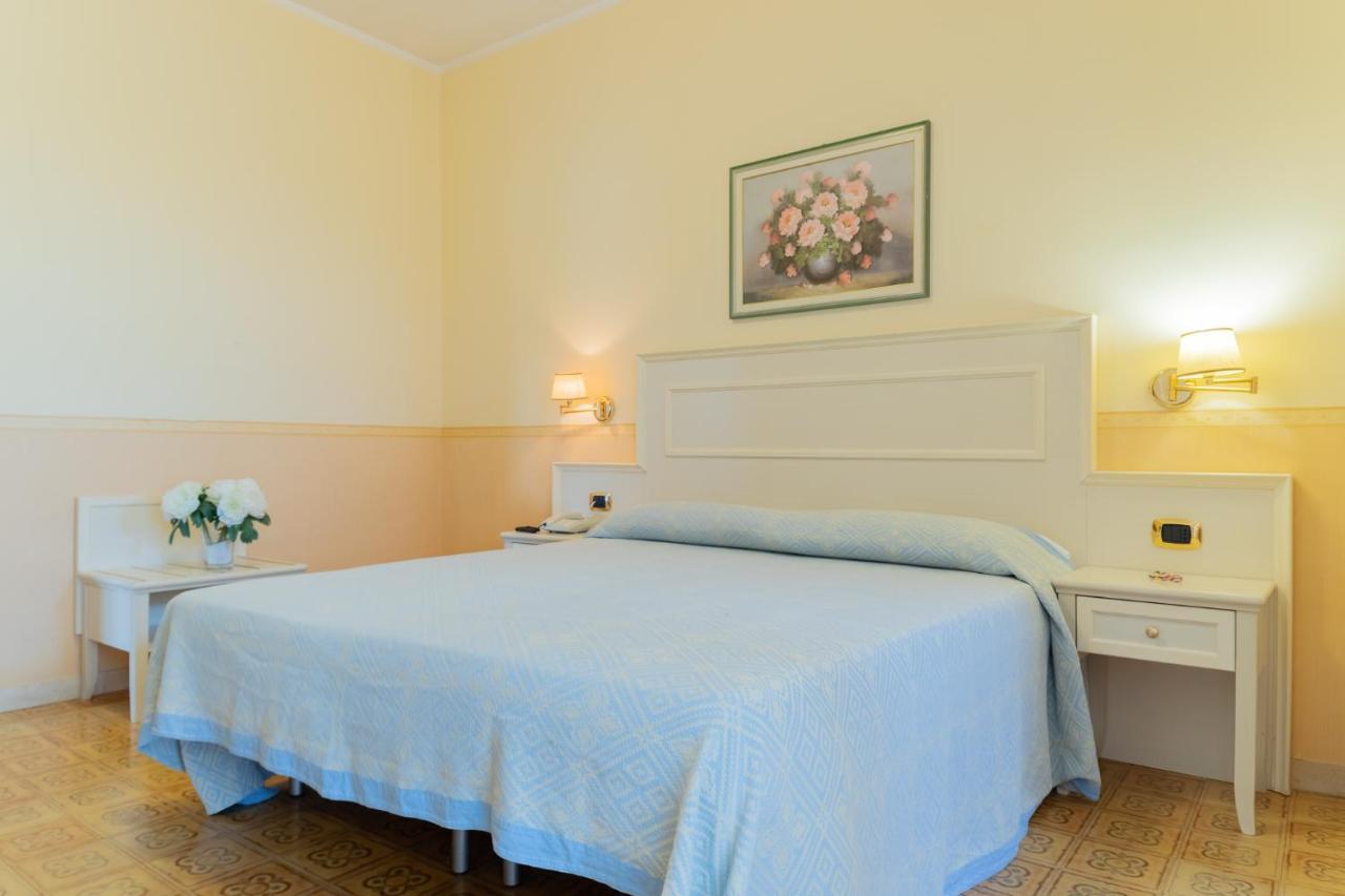 Hotel Riviera Trani Esterno foto