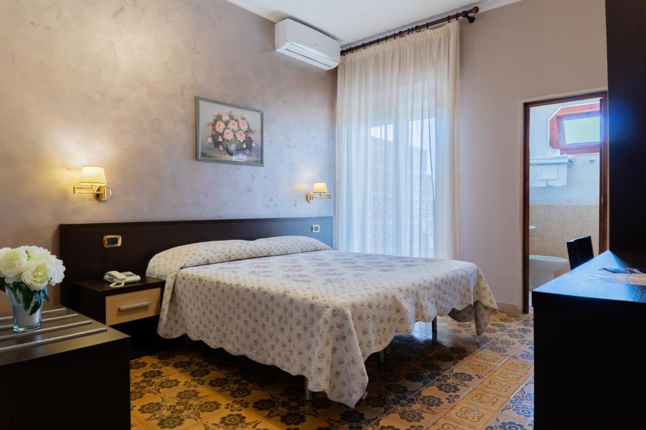 Hotel Riviera Trani Esterno foto