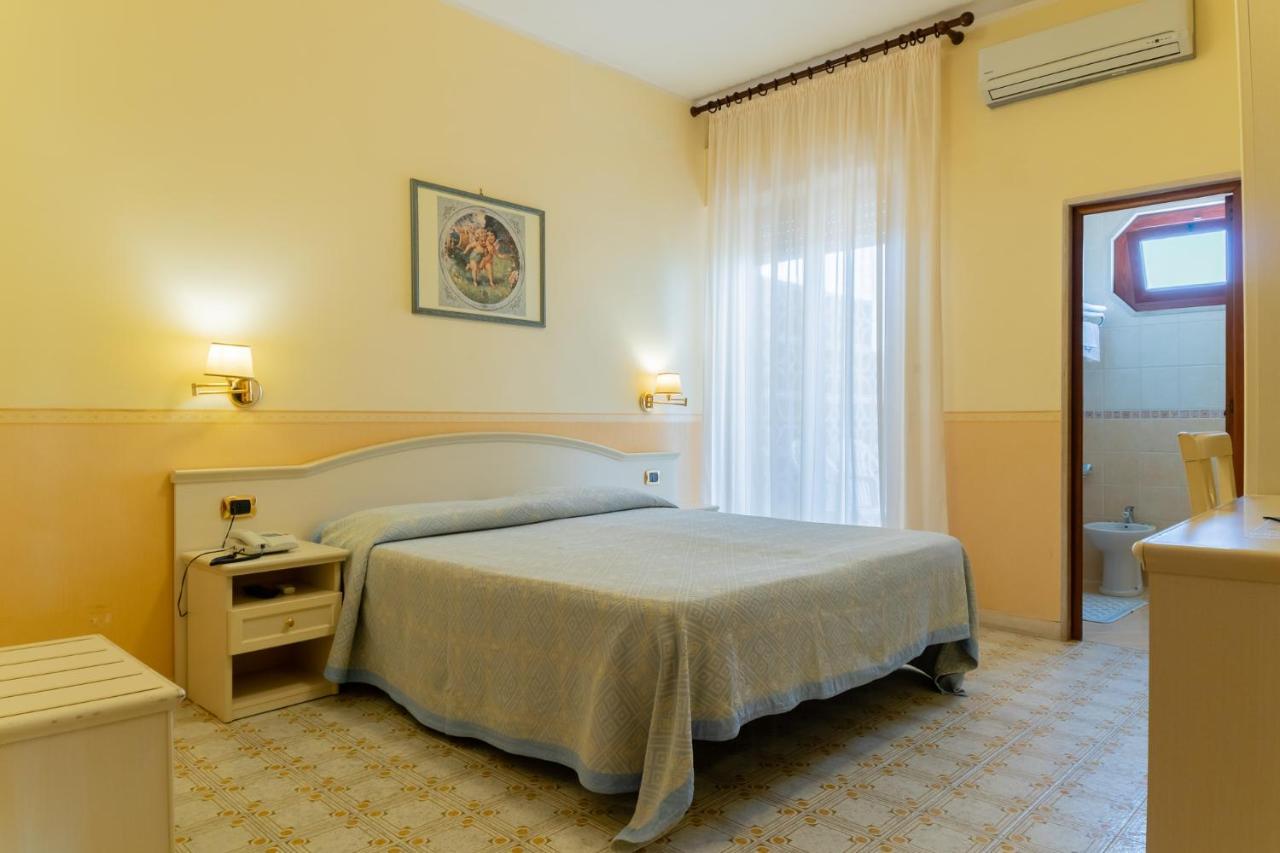Hotel Riviera Trani Esterno foto