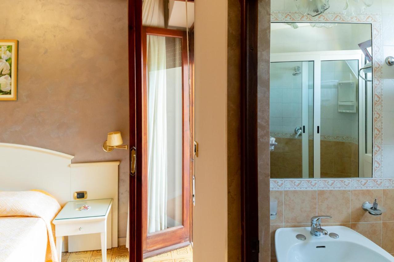 Hotel Riviera Trani Esterno foto