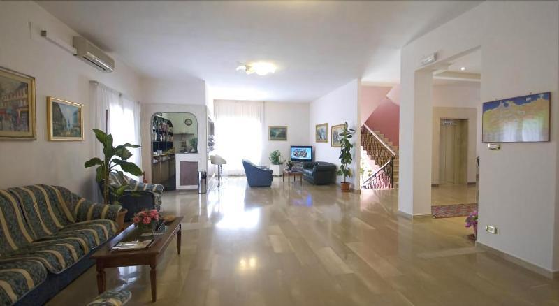 Hotel Riviera Trani Esterno foto