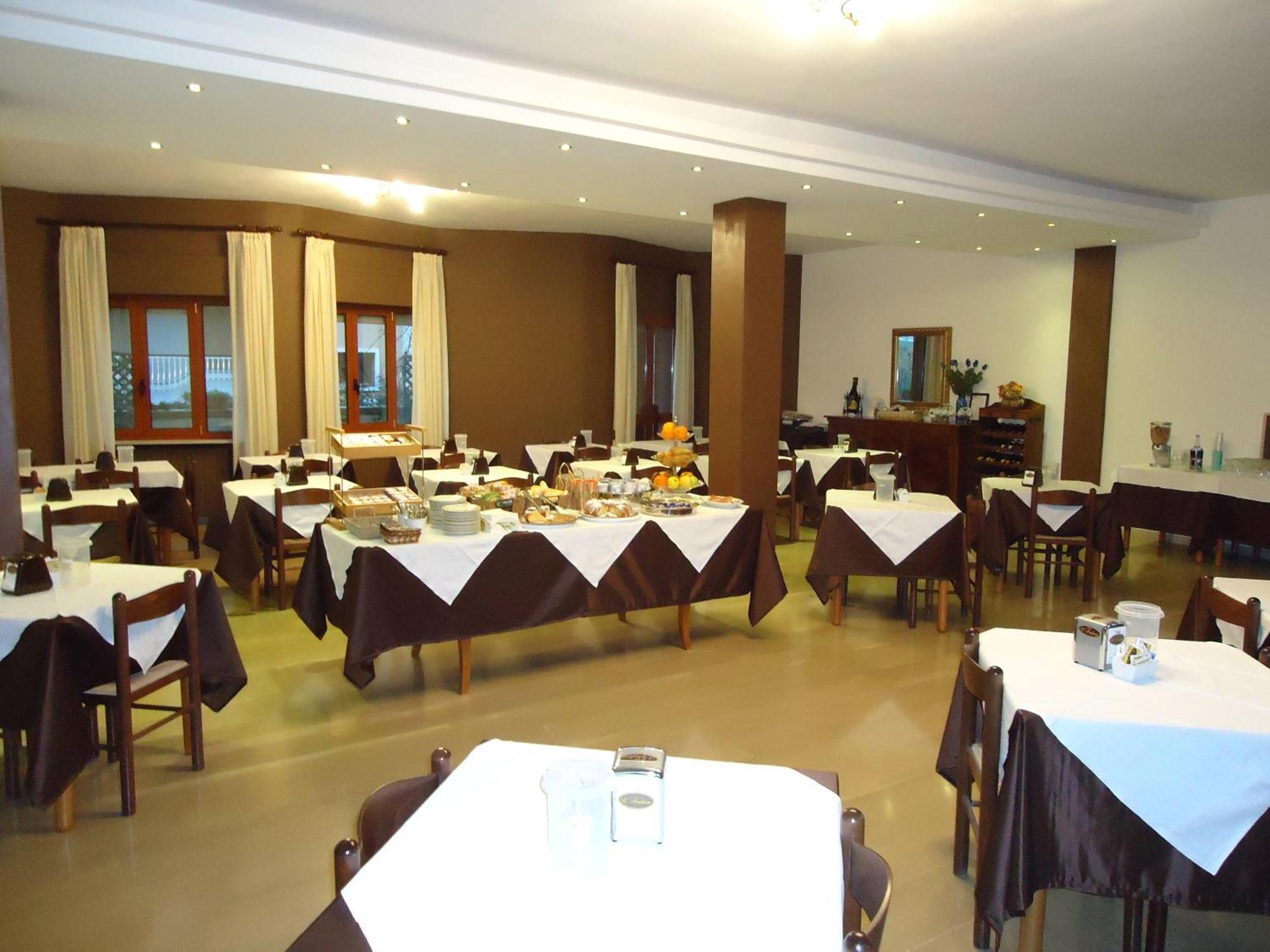 Hotel Riviera Trani Esterno foto